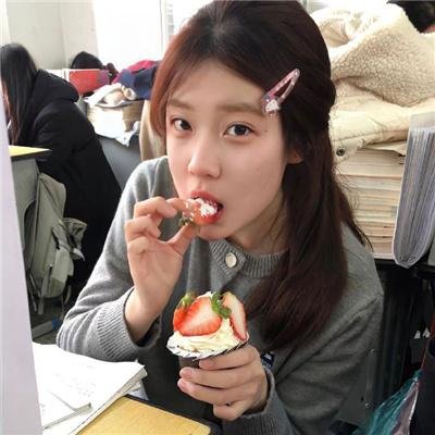 女孩向前走
